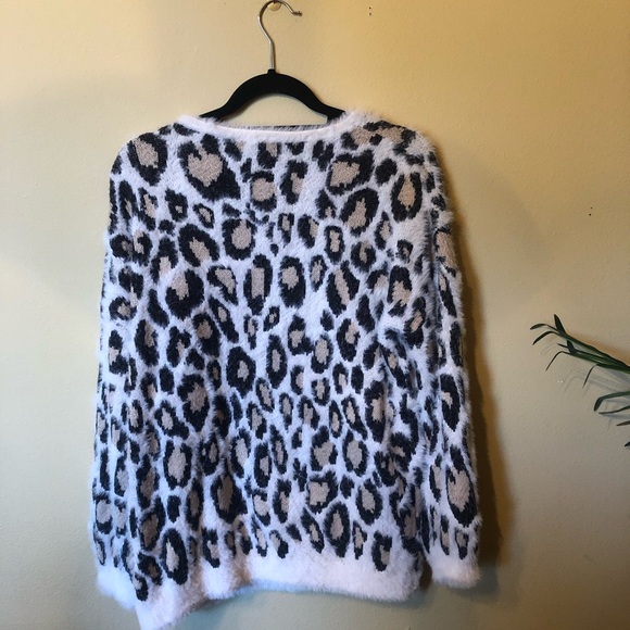 Hayden Los Angeles Animal Print Leopard Fuzzy Eyelash Relaxed Sweater - Picture 9 of 10